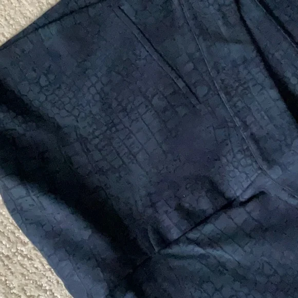 NWOT Chico’s Blue Croc-Print Ponte Cropped Leggings Size 12 - Picture 7 of 11